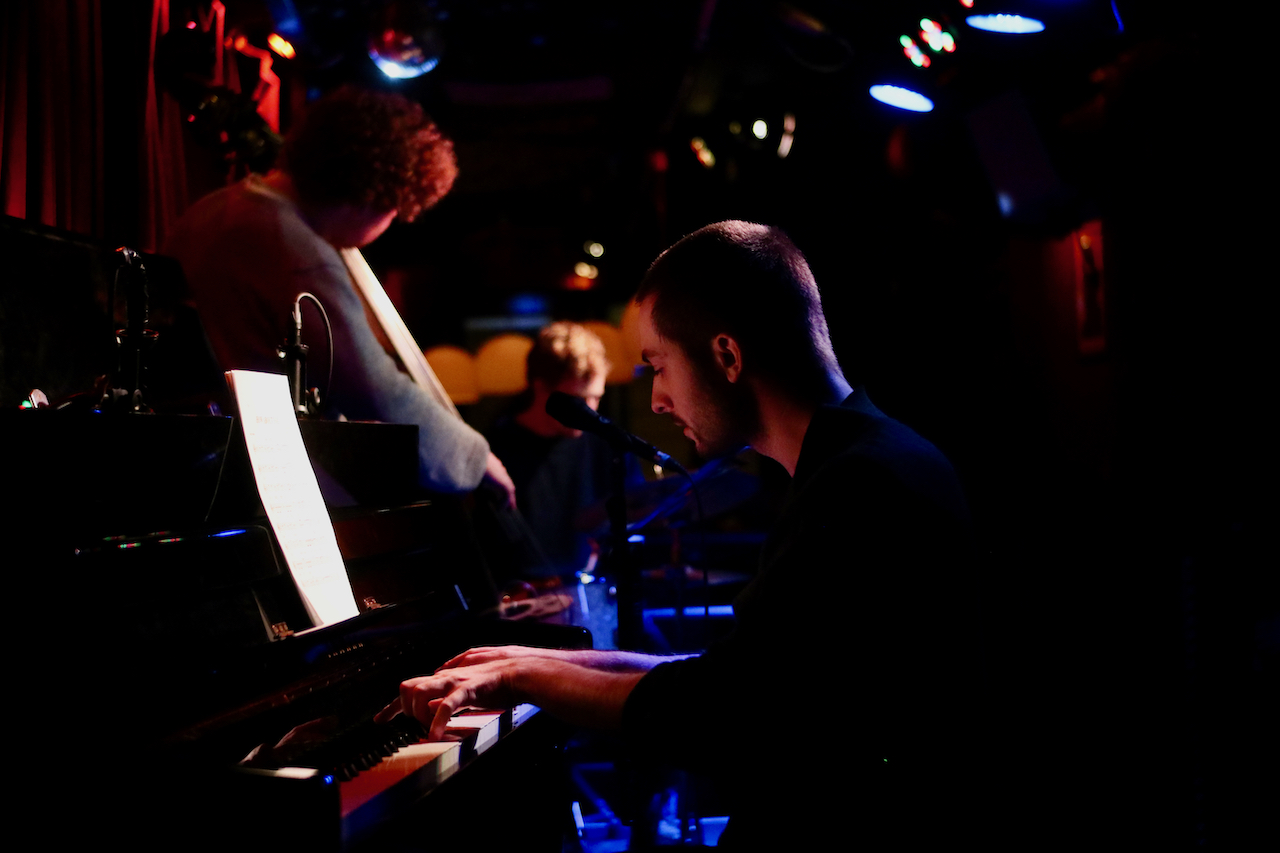 Marius Moritz während eines Konzerts am Klavier